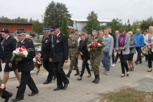 Zdjęcie przedstawia uczestników uroczystości 17 wrzesnia w Strykowie