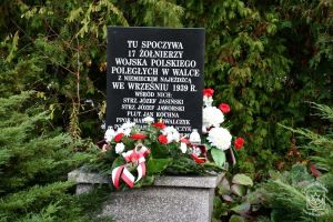 Tablica nagrobna poświęcona 17 żołnierzom WP poległym w 1939 r.