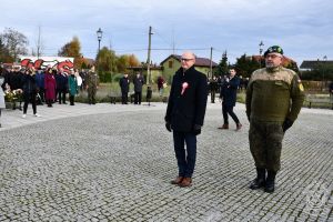 Burmistrz Strykowa Witold Kosmowski, prowadzący uroczystość zmiany warty pod Pomnikiem Niepodległości Andrzej Pożarlik,...