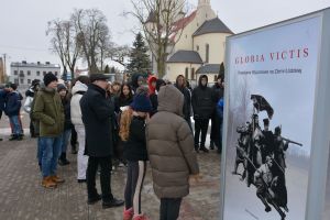 Kurator wystawy Tomasz Walkiewicz opowiada o zdjęciach i dokumentach