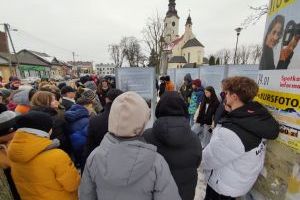 Uczniowie strykowskich szkół podczas oprowadzania po wystawie