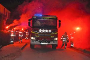 Przejazd nowego samochodu w kierunku jednostki OSP Kiełmina