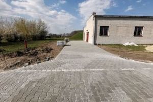 Utwardzona nawierzchnia na terenie ujęcia wody w Koźlu