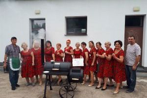 KGW w Ossem, mieszkańcy Ossego przy grillu zakupionym w ramach grantu