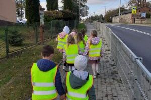 Uczniowie SP w Niesułkowie w kamizelkach odblaskowych