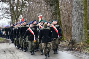 rzemarsz pocztów sztandarowych w kierunku cmentarza w Dobrej i Bratniej Mogiły, na czele klasa mundurowa ZS Nr 1 w...