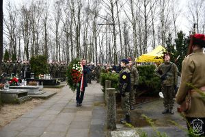 Wiązankę kwiatów składa Doradca Prezydenta RP Łukasz Rzepecki.