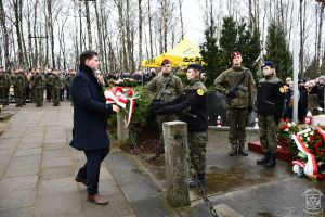 Wiązankę kwiatów składa Wiceprzewodniczący Sejmiku WŁ Zbigniew Linkowski.