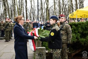 Wiązankę kwiatów w imieniu Poseł na Sejm RP Hanny Gill-Piątek składa Renata Uznańska -Bartoszek.