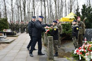 Kwiaty składają przedstawiciele Państwowej Straży Pożarnej.