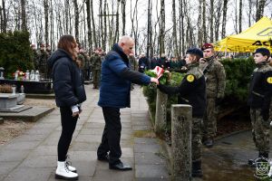 Kwiaty składa Dyrektor SP w Koźlu Jerzy Makowski z uczennicą.