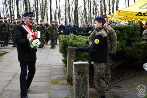 Kwiaty składa Prezes OSP w Gozdowie Roman Goździk.