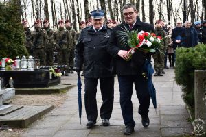 Kwiaty składa przedstawiciel OSP w Warszewicach wraz Sołtysem Sołectwa Warszewice Kazimierzem Piotrowskim.