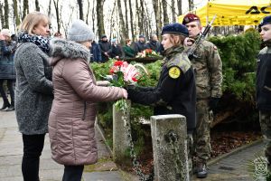 Kwiaty składa delegacja KGW Stary Imielnik