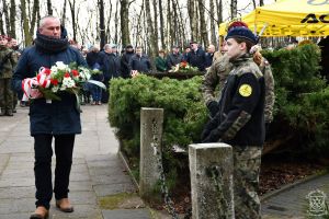 Kwiaty składa w imieniu Sołtys Sołectwa Dobieszków Mariusz Krzeszewski.