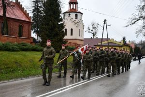 Przemarsz żołnierzy 1 Batalionu Kawalerii Powietrznej w Leźnicy Wielkiej w kierunku cmentarza w Dobrej i Bratniej Mogiły.