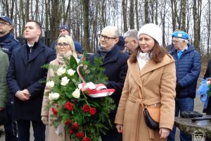 Uczestnicy uroczystości przy Bratniej Mogile w Dobrej, m.in. Doradca Prezydenta RP Łukasz Rzepecki, Zastępca Burmistrza...