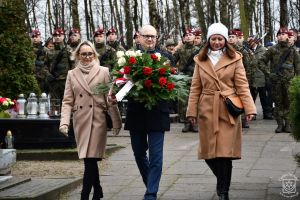 Wiązankę kwiatów składa Burmistrz Strykowa Witold Kosmowski wraz z Zastępcą Burmistrza Strykowa Tamarą Barańską -...