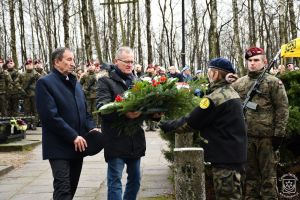 Wiązankę kwiatów składają Radni Rady Miejskiej w Strykowie Grzegorz Kozłowski oraz Wincenty Majchrzak