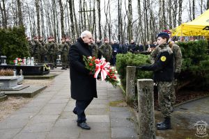 Kwiaty składa Prezes Tomaszowskiego Centrum Zdrowia dr n. med. Wiesław Chudzik.