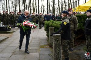 Kwiaty w imieniu Koła Terenowego PiS składa Tadeusz Rosiński.