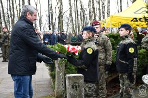 Kwiaty w imieniu Stowarzyszenia Klub Biegowy Powstaniec składa Krzysztof Drożdżyński.