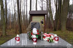 Sosnowiec-Pieńki, obelisk ku czci Marii Piotrowiczowej, bohaterki Bitwy pod Dobrą, znicze, wiązanki kwiatów.