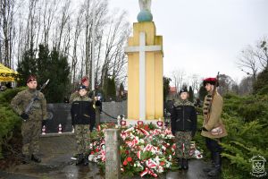 Honorowa warta przy Bratniej Mogile w Dobrej, żołnierze, uczniowie klasy mundurowej, złożone wiązanki kwiatów