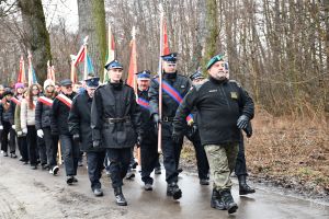 Przemarsz pocztów sztandarowych w kierunku cmentarza w Dobrej i Bratniej Mogiły, opiekun klasy mundurowej w ZS Nr 1 w...