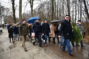 Przemarsz pocztów sztandarowych w kierunku cmentarza w Dobrej i Bratniej Mogiły, m.in. Burmistrz Strykowa Witold Kosmowski,...