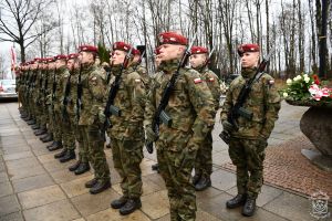 Asysta honorowa 1 Batalionu Kawalerii Powietrznej w Leźnicy Wielkiej przy Bratniej Mogile w Dobrej