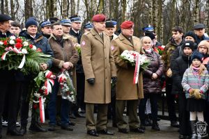 Uczestnicy uroczystości przy Bratniej Mogile w Dobrej: żołnierze, strażacy, radni, sołtysi, mieszkańcy, uczniowie