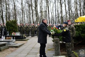 Wiązankę kwiatów składa Radny Rady Powiatu Zgierskiego Radosław Zaborowski.