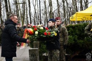 Wiązankę kwiatów w imieniu Prezydent Miasta Łodzi Hanny Zdanowskiej składa Mariusz Goss, Pełnomocnik Prezydent Miasta do...