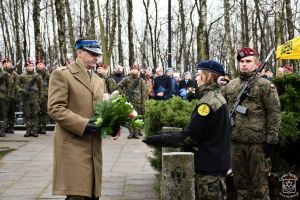Wiązankę kwiatów składa w imieniu Szefa Wojskowego Centrum Rekrutacji w Łodzi kpt. Sylwester Janowski.