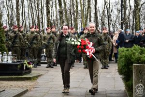 Kwiaty składają przedstawiciele Zespołu Parków Krajobrazowych Województwa Łódzkiego.