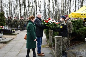 Kwiaty składają przedstawiciele GS "SCh" w Strykowie Prezes Urszula Sieradzka oraz Członek Rady Nadzorczej Wiesław Siadura