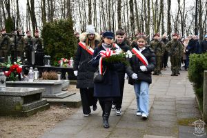 Kwiaty składa Dyrektor SP 1 w Strykowie Krystyna Jesionowska wraz z uczniami.
