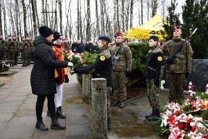 Kwiaty składa delegacja CKiW OHP w Dobieszkowie.