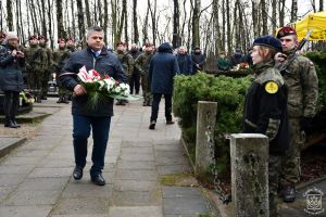 Kwiaty składa Sławomir Źródło ze Stowarzyszenia "Nadzieja" w Dobrej.