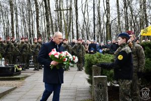 Kwiaty składa Radny Rady Miejskiej w Strykowie Jarosław Włodarczyk.