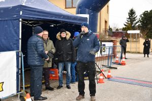 Na starcie 10 Biegu i Marszu Powstańca wita zawodników Tomasz Szafraniec (Klub Biegowy Powstaniec), obok m.in. Burmistrz...