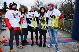 Grupa wolontariuszy, która wręczała na mecie zawodnikom pamiątkowe medale 10 Biegu i Marszu Powstańca w Dobrej.