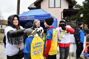 Dekoracja pamiątkowymi medalami zawodników 10 Biegu i Marszu Powstańca w Dobrej