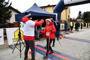 Dekoracja pamiątkowymi medalami zawodników 10 Biegu i Marszu Powstańca w Dobrej