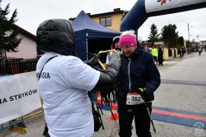 Dekoracja pamiątkowymi medalami zawodników 10 Biegu i Marszu Powstańca w Dobrej