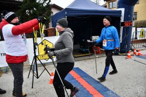 Dekoracja pamiątkowymi medalami zawodników 10 Biegu i Marszu Powstańca w Dobrej