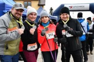 Uczestnicy 10 Biegu i Marszu Powstańca w Dobrej z pamiątkowymi medalami