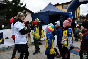 Dekoracja najmłodszych uczestników 10 Biegu i Marszu Powstańca w Dobrej pamiątkowymi medalami.