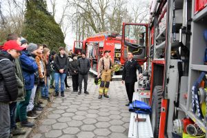 Marek Perek – Prezes Zarządu Oddziału Miejsko-Gminnego Związku OSP RP w Strykowie prezentuje uczestnikom gminnych...